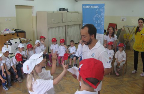 I bambini hanno imparato l'importanza di risparmiare l'acqua potabile