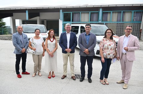 Župan Miletić uručio ključeve za dva nova kombi vozila bujskim osnovnim školama