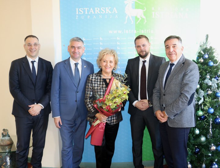 Il presidente Miletić ha ringraziato Jasna Jaklin Majetić per il suo grande contributo all'economia istriana