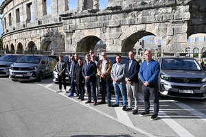 Istarska županija nastavlja s rekordnim ulaganjima u sport: Nabavljeno osam novih kombi vozila za sportske saveze širom Istre