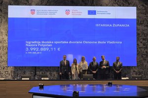 Županu Miletiću uručen ugovor za izgradnju školske sportske dvorane u Potpićnu, vrijedan 2,79 milijuna eura