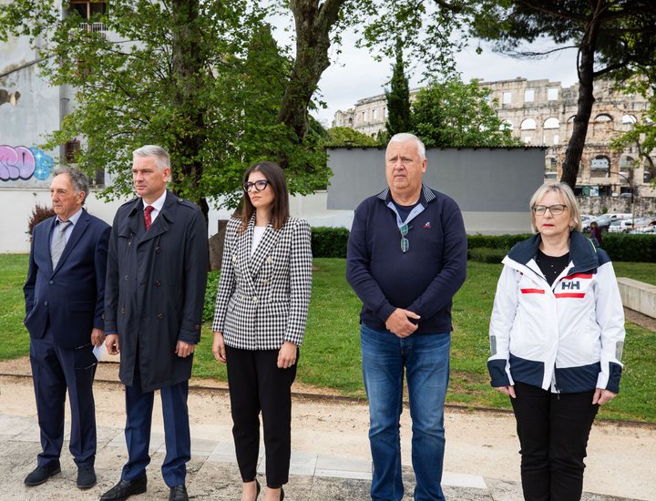 Župan Miletić položio vijenac u pulskom Titovom parku na obilježavanju Dana pobjede nad fašizmom i Dana Europe