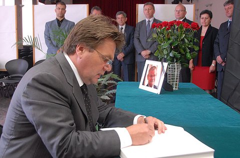 Pula: U povodu smrti Ivice Račana, župan Jakovčić se upisao  u Knjigu žalosti
