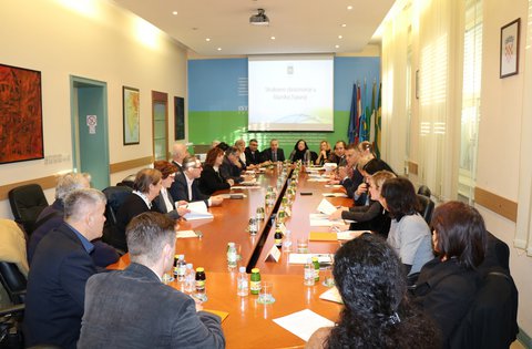 Incontro di lavoro sul tema dell'istruzione all'avviamento professionale nella Regione Istriana