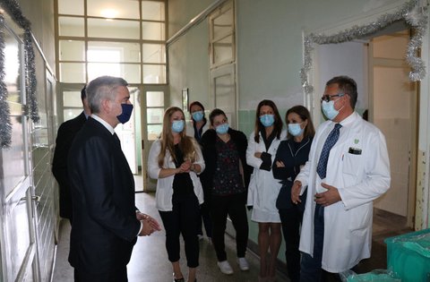 Il presidente Miletić in visita ai dipendenti del reparto COVID dell'Ospedale generale di Pola