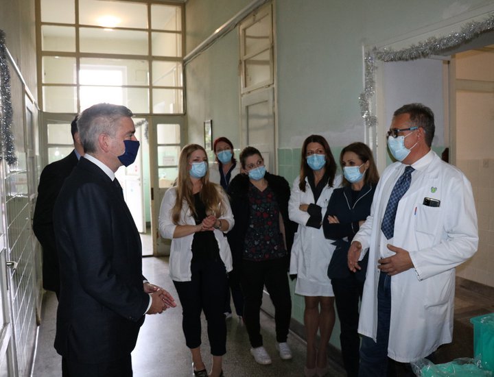 Župan Miletić posjetio djelatnike COVID odjela Opće bolnice Pula