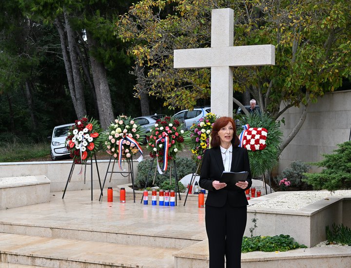 Polaganjem vijenaca svečano obilježen blagdan Svih svetih i Dušni dan