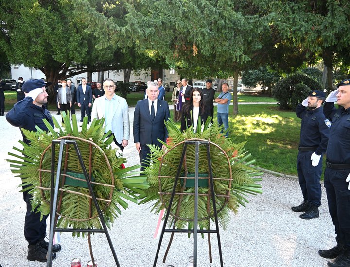 Župan Boris Miletić sa suradnicima položio vijence na spomen-obilježjima u povodu Dana policije