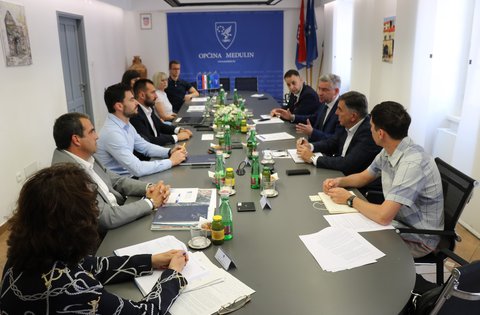 Il presidente Miletić all'incontro di lavoro nel Comune di Medulin