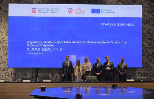 Al presidente Miletić è stato consegnato il contratto per la costruzione della palestra scolastica a Sottopedena, del valore di 2,79 milioni di euro