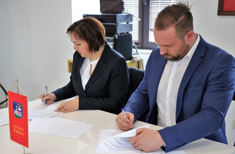 Grandi eventi nel Comune di Gimino - Firmato il contratto per la realizzazione del progetto di ampliamento della scuola, la rotonda e il rinnovo dell'ambulatorio