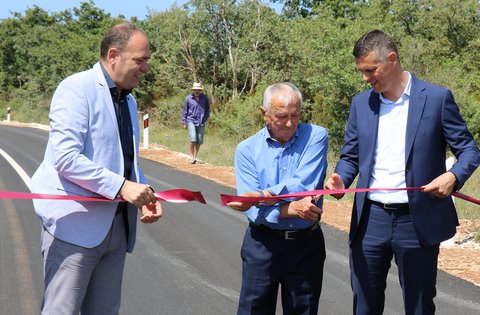 Aperta solennemente la viabile neo asfaltata sul territorio del Dignanese