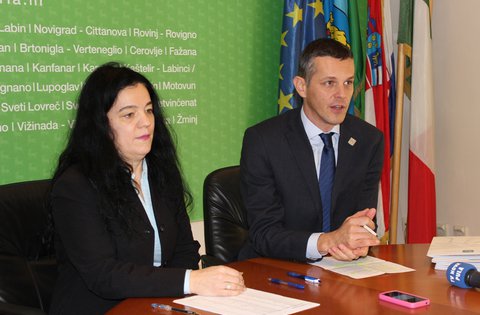 Il Presidente Flego ha firmato i contratti con i borsisti della Regione Istriana per l'anno accademico 2014/2015