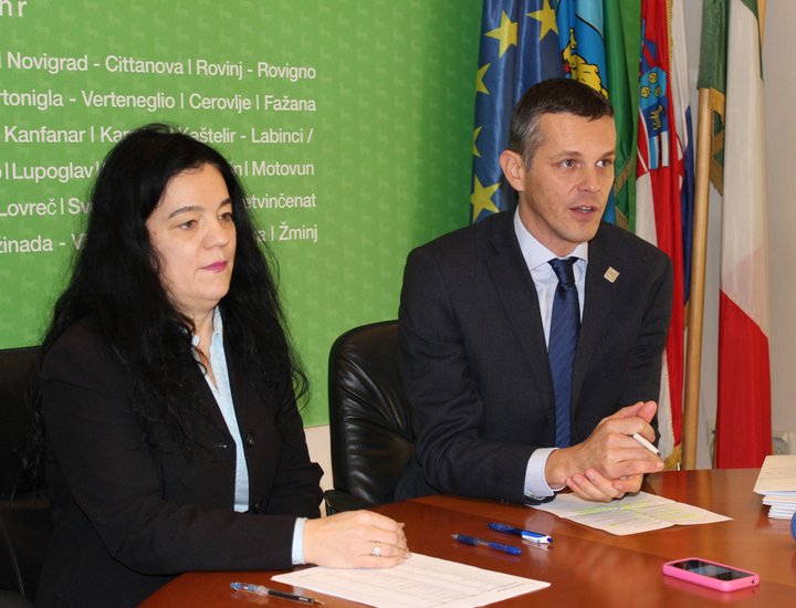 Il Presidente Flego ha firmato i contratti con i borsisti della Regione Istriana per l'anno accademico 2014/2015