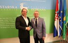 Župan Boris Miletić uručio ugovor o sufinanciranju produženog boravka za osnovnoškolce načelniku Žminja Željku Plavčiću