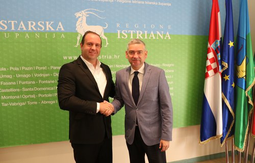 Župan Boris Miletić uručio ugovor o sufinanciranju produženog boravka za osnovnoškolce načelniku Žminja Željku Plavčiću