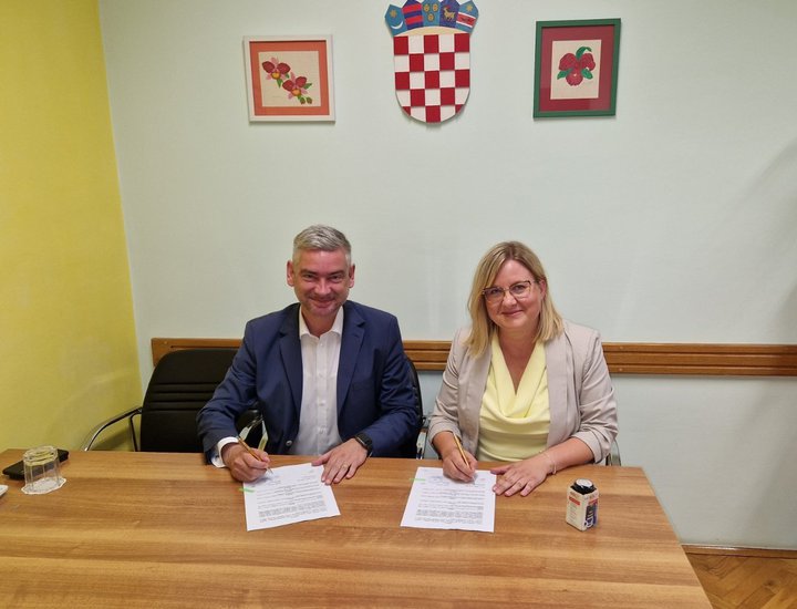 Il Presidente della Regione Istriana Boris Miletić ha firmato il contratto di cofinanziamento dell'installazione dell'ascensore nella casa per anziani a Raša (Arsia)