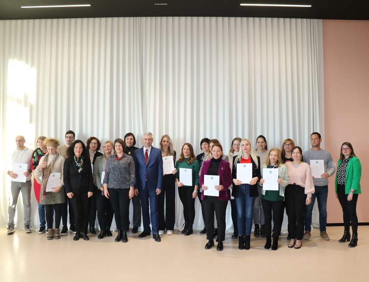 Uručene potvrde učiteljicama i učiteljima koji su prošli edukaciju za provedbu programa Građanski odgoj i obrazovanje