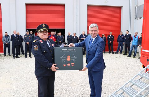 Upriličen prijem u povodu Međunarodnog dana vatrogasaca i predstavljeno novo stožerno vatrogasno vozilo