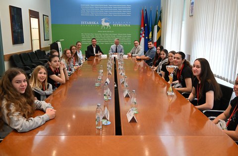 Le giovani campionesse croate del Club di pallavolo di Dignano ricevute dal presidente della Regione Istriana Boris Miletić