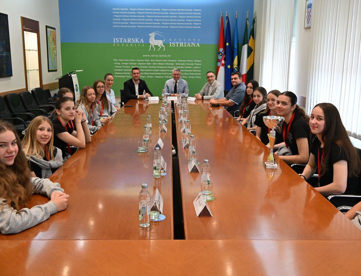 Le giovani campionesse croate del Club di pallavolo di Dignano ricevute dal presidente della Regione Istriana Boris Miletić