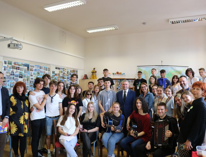 IL presidente Boris Miletić ha visitato il Liceo di pola in occasione della Giornata e della Settimana dell'Europa