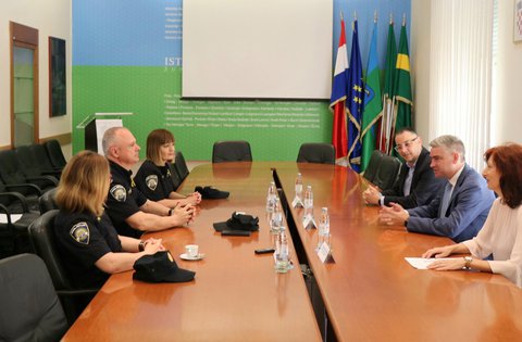 Il presidente Boris Miletić ha ricevuto i dipendenti della Questura istriana che hanno vinto il premio „Policija poručuje: zaštitimo naše noniće“ (La polizia consiglia: proteggiamo i nostri nonni"