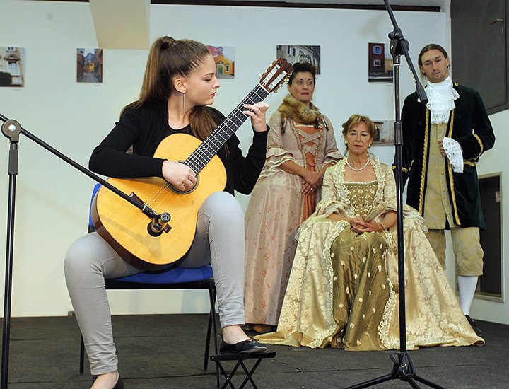 U Zajednici Talijana, u Vodnjanu, danas su predstavljeni kalendar i CD - nosač zvuka za 2015. godinu, izrađeni u sklopu županijskog projekta XIIxII