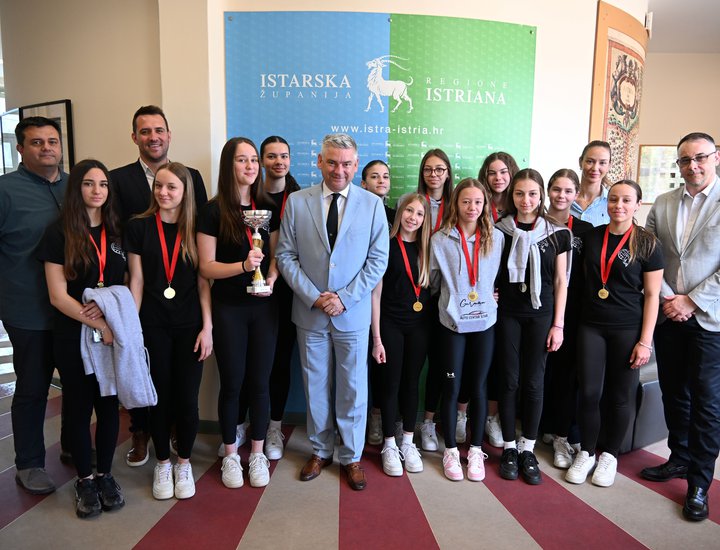 Mlade Hrvatske prvakinje iz OK Vodnjan na prijemu kod župana Borisa Miletića