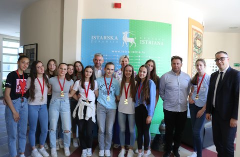 Župan Miletić primio mlade odbojkašice OŠ Vodnjan, pobjednice prvenstva Hrvatske