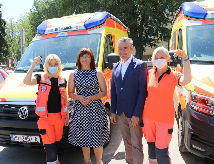 Župan Miletić uručio ključeve za dva nova ambulanta vozila hitne pomoći