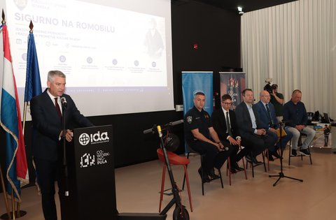 Si è tenuta la tavola rotonda “Sicuri sul monopattino – sfide della mobilità moderna e sviluppo della cultura della sicurezza stradale tra i giovani”