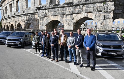 Istarska županija nastavlja s rekordnim ulaganjima u sport: Nabavljeno osam novih kombi vozila za sportske saveze širom Istre
