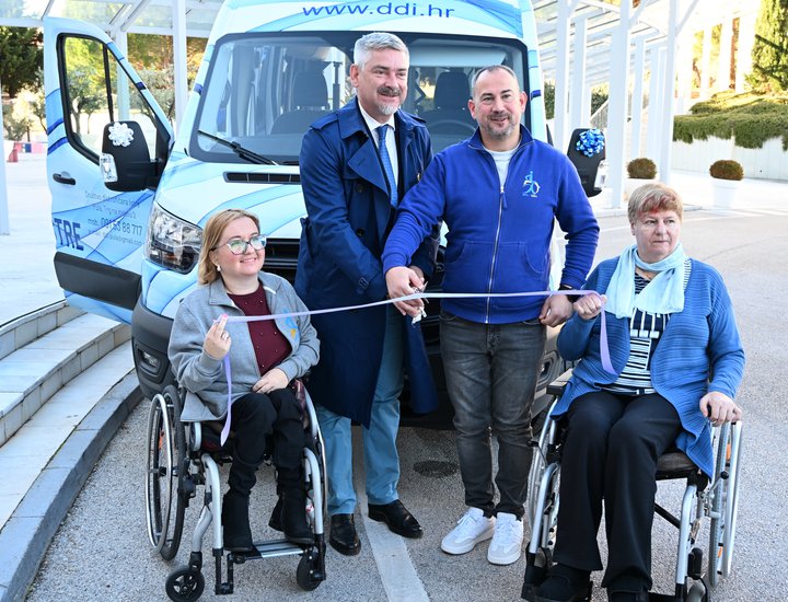 Društvo distrofičara Istre predstavilo suvremeno kombi vozilo koje je sufinancirala Istarska županija