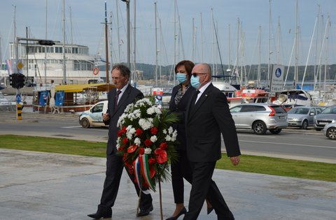 Con la posa delle corone di fiori sono state celebrate le giornate di Ognissanti e il Giorno dei morti
